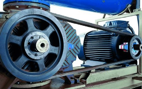 Motor de indução acoplado com polia e correia